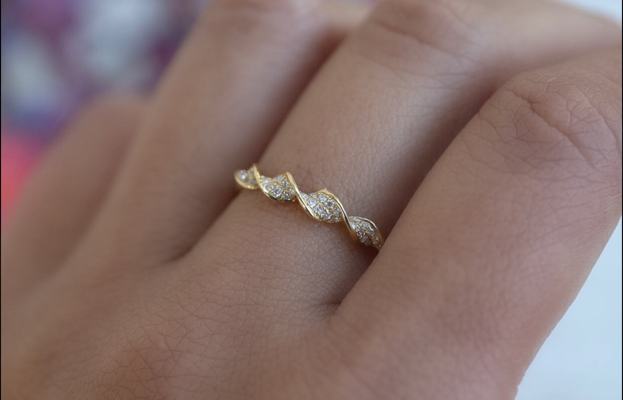 Ribbon Diamond Ring